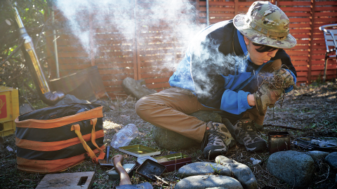 漫画家・大童澄瞳さんのソロ活は……「そこにあるもので」火を起こす楽しみ