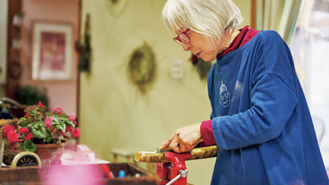 71歳「ウリウリばあちゃん」の田舎暮らし。山の春を感じる桜染めにタラの芽ごはん