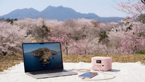 手のひらサイズで人気のポタ電「Jackery Explorer 100 Plus」に、春めく限定カラー「チェリーブロッサム」が登場！