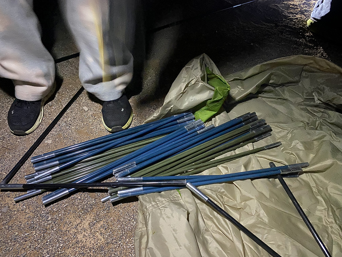 青、緑、黒の３色のポール