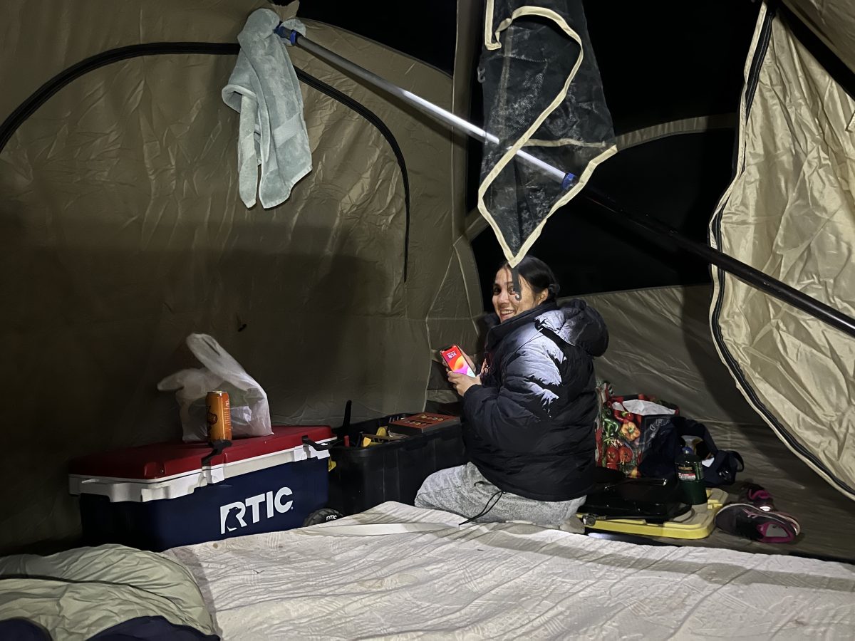 テントが組み上がり、補強のためのつっかえ棒を見つけて喜ぶ筆者