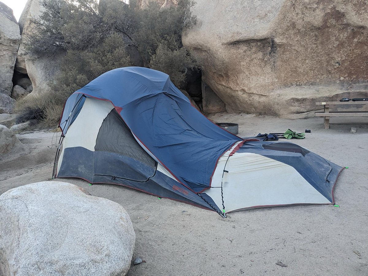 昨年のキャンプ旅行で強風に煽られてひしゃげたテント