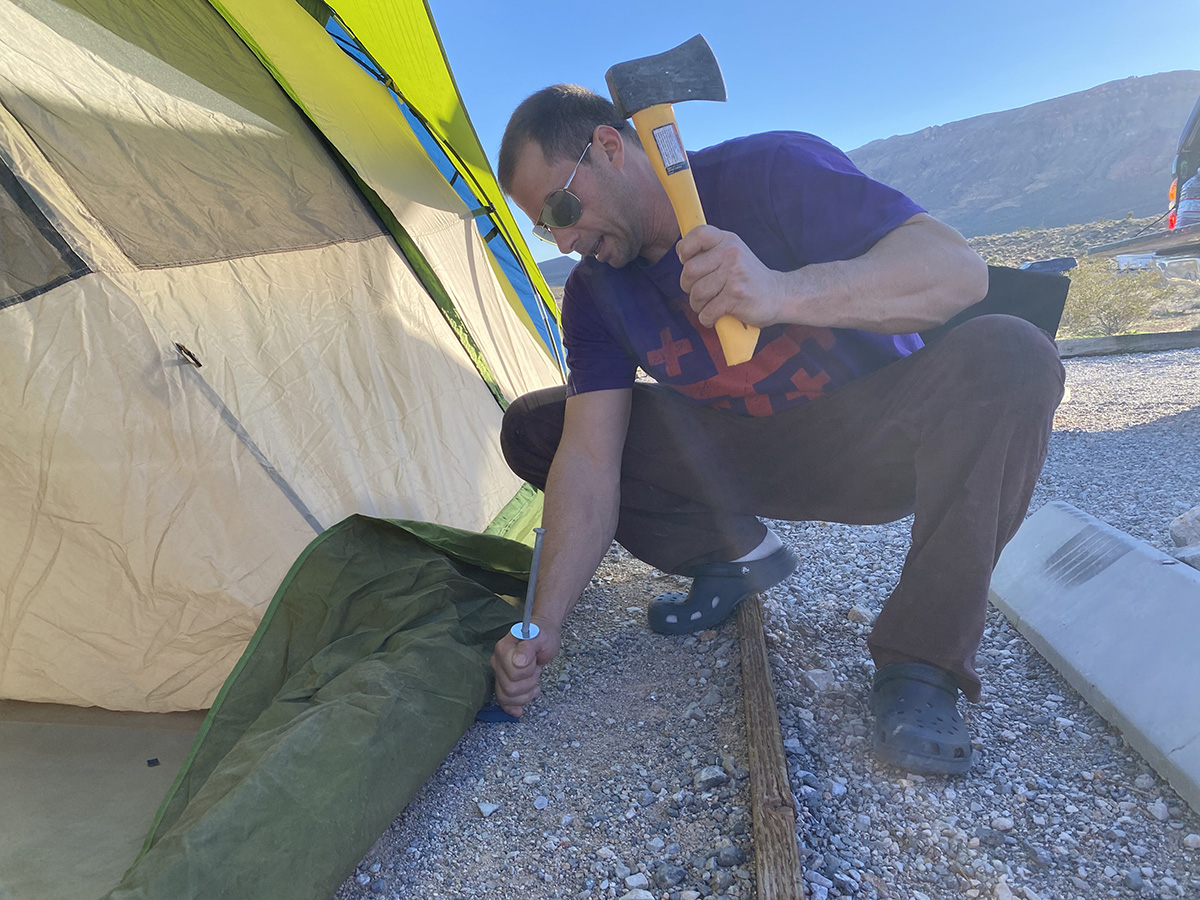 園芸用品の長くて重いペグを打ち込む
