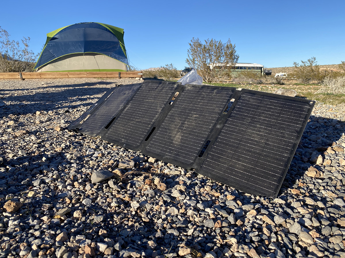 折りたたみ式のソーラーパネルでポタ電を充電する