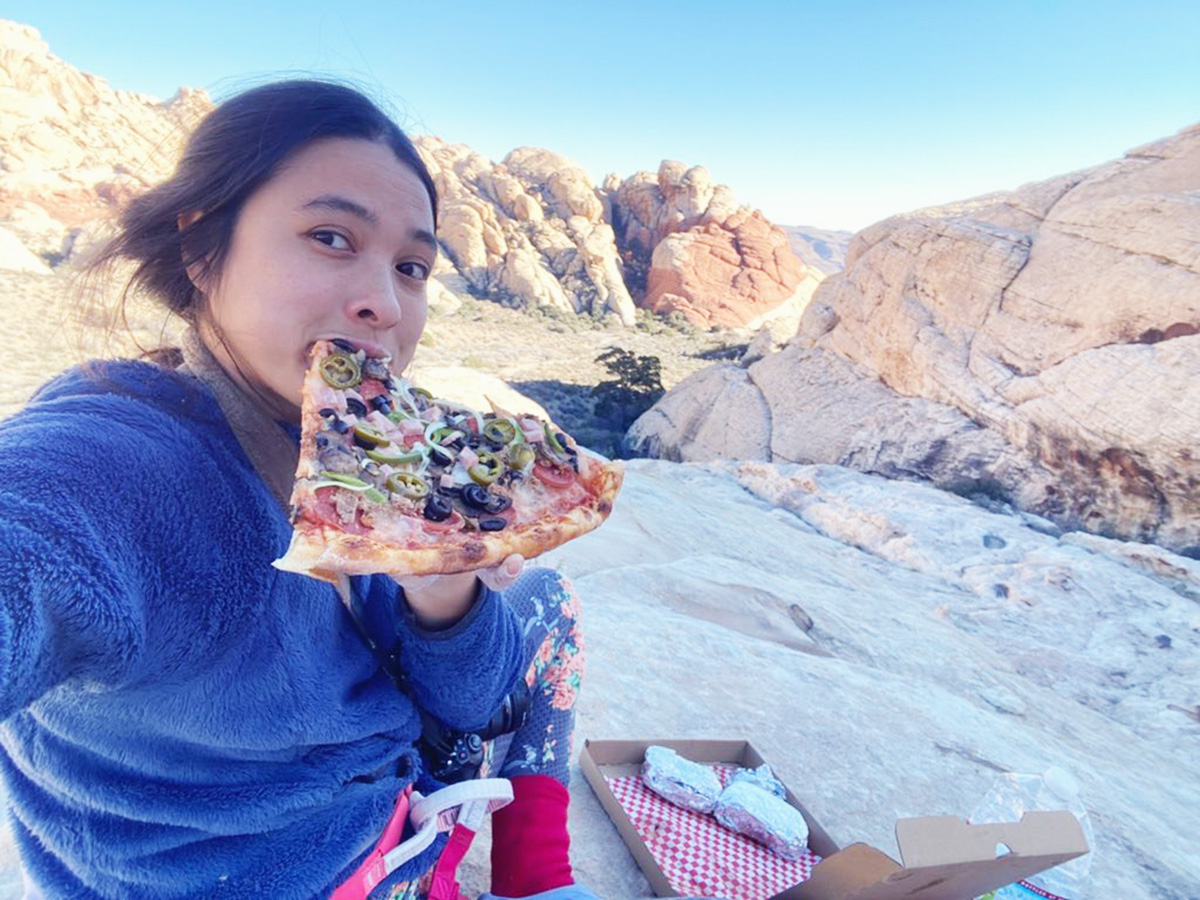 ピザを頬張る筆者