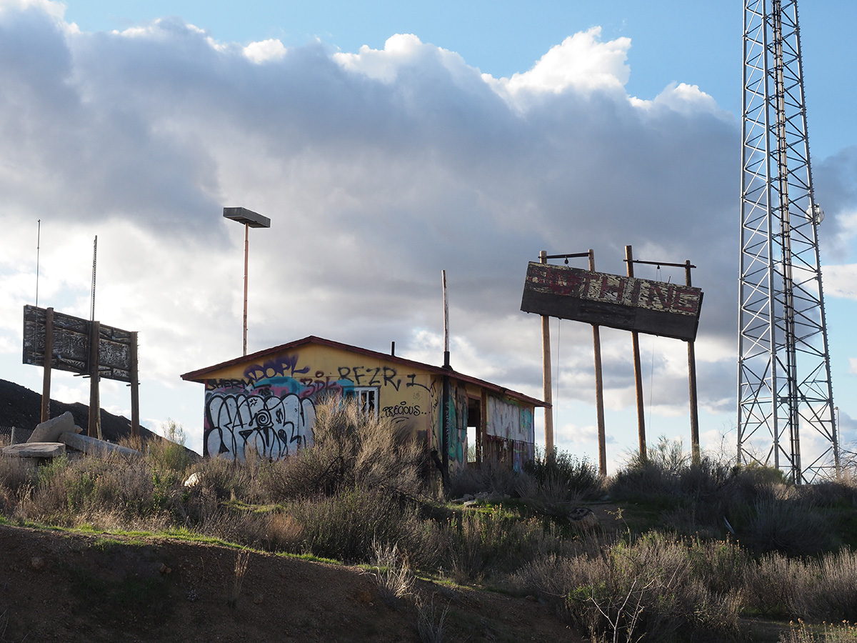 アリゾナ州にある”ナッシング”という名の荒野のゴーストタウンで、男たちの夢の痕跡にみた