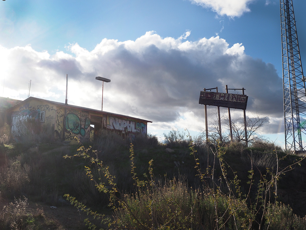 ナッシングに残された建物と看板