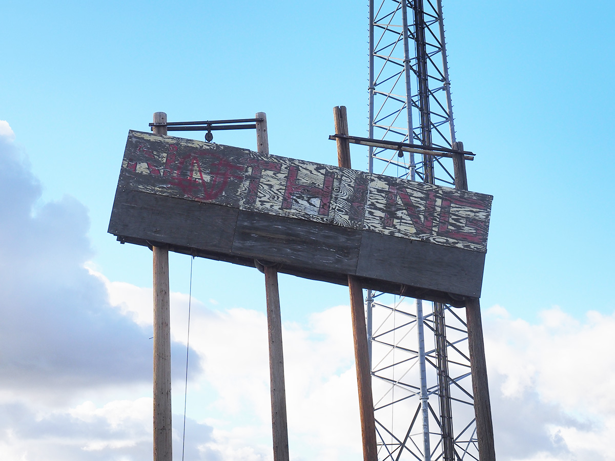 朽ちかけた町の看板