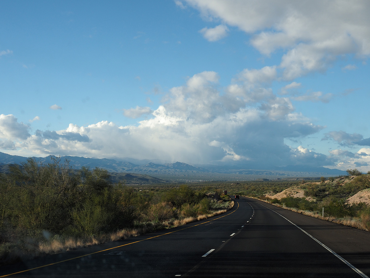 アメリカでのロードトリップ中の景色