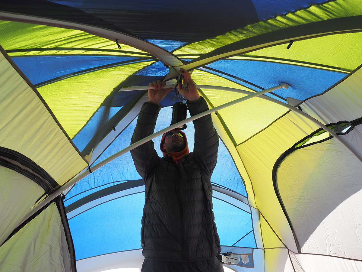 テント内をビニールパイプで補強するケビン