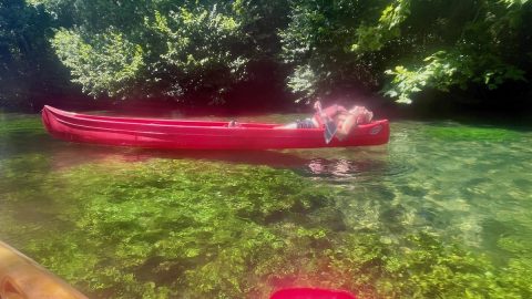 南フランスで絶景カヌー！ エメラルドグリーンの湧水河川は下りはスリル満点