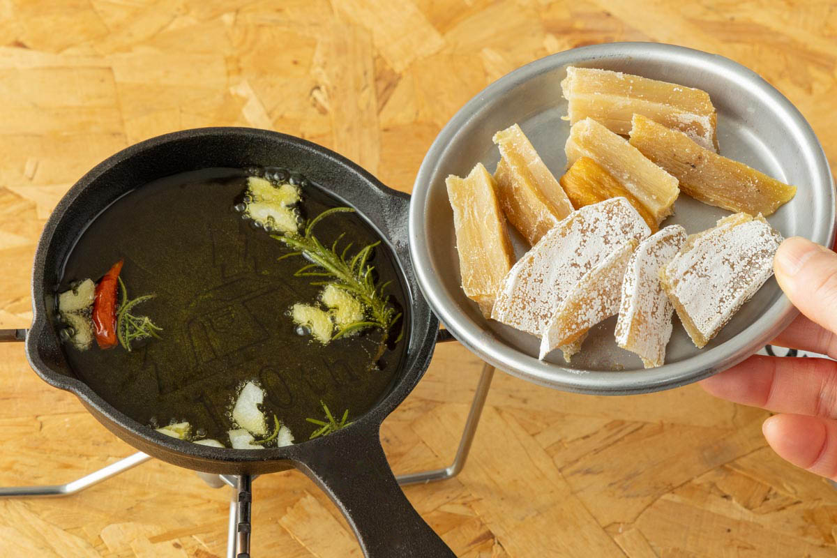 アヒージョオイルに、干し芋を加える