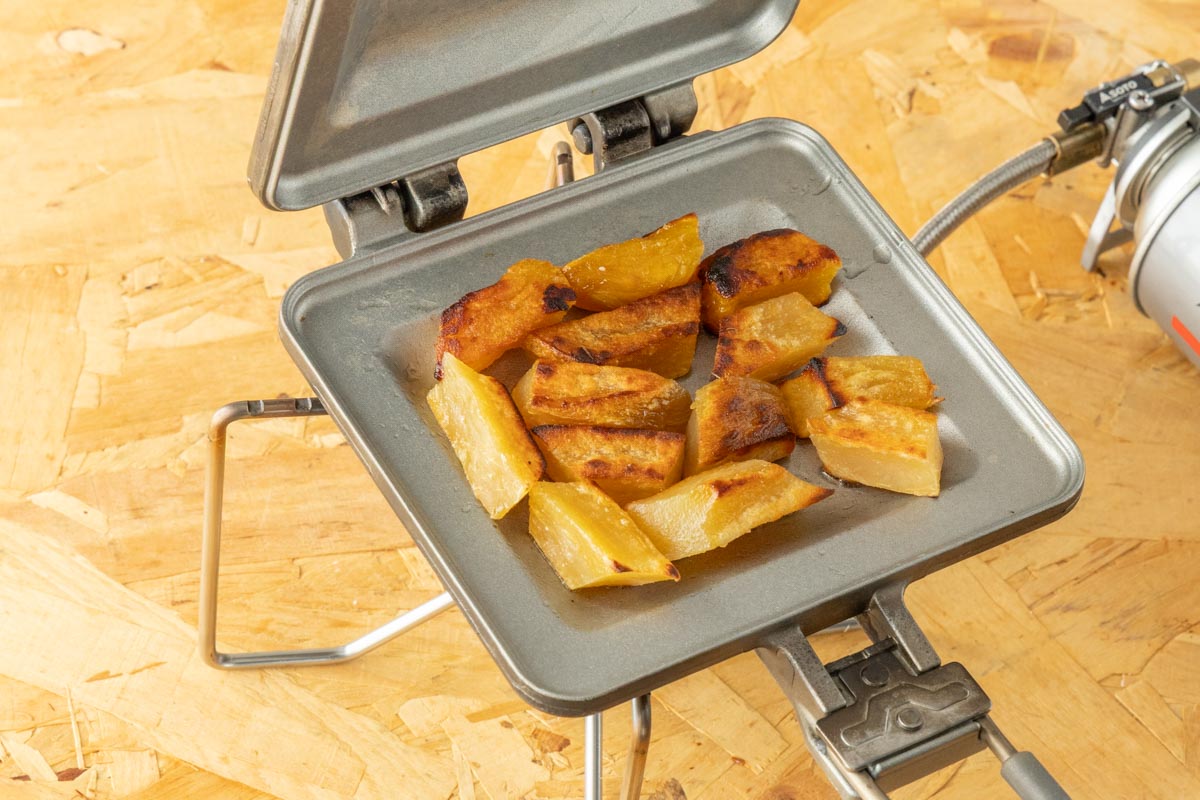 干し芋を両面こんがり焼く