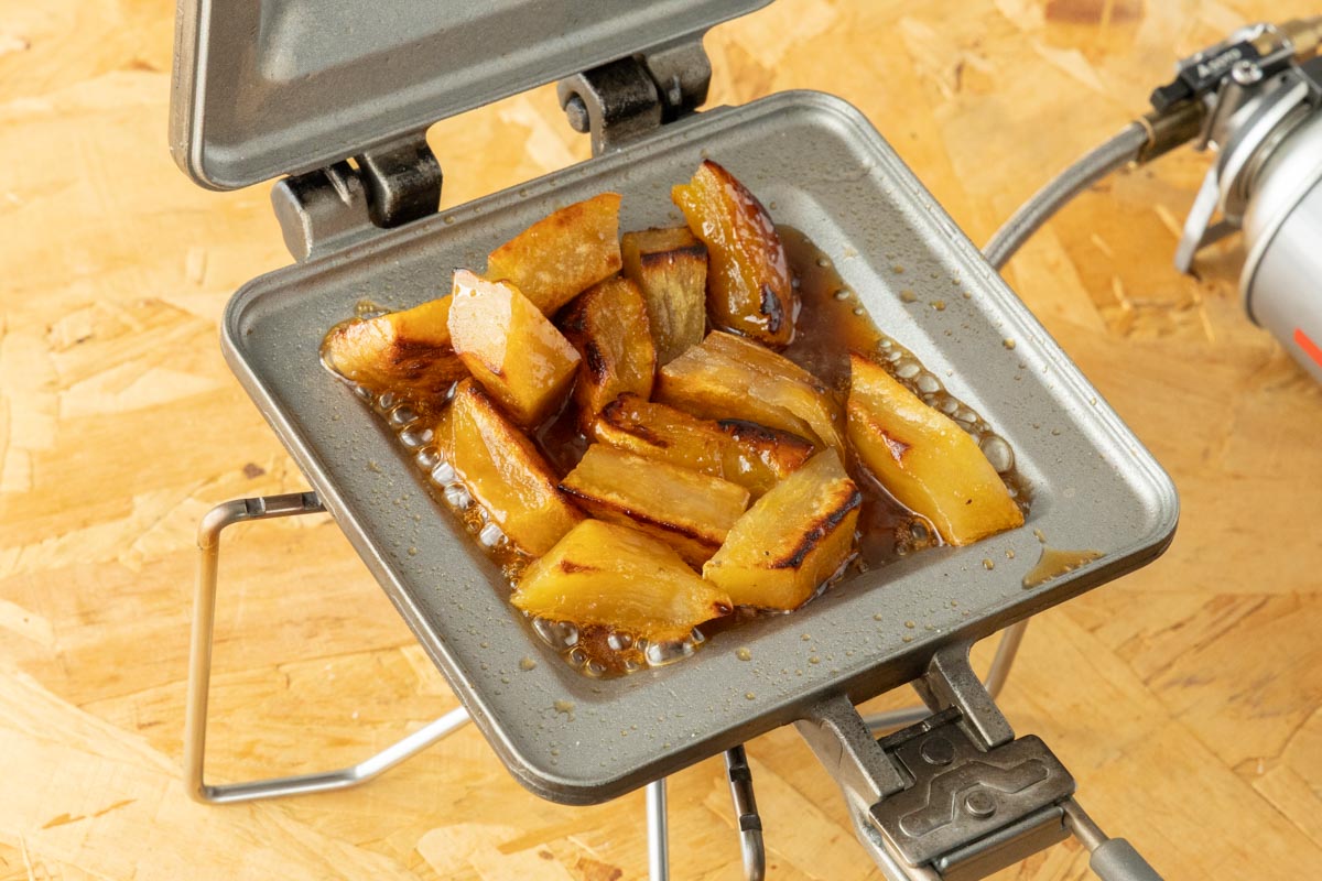 干し芋にみつを絡める