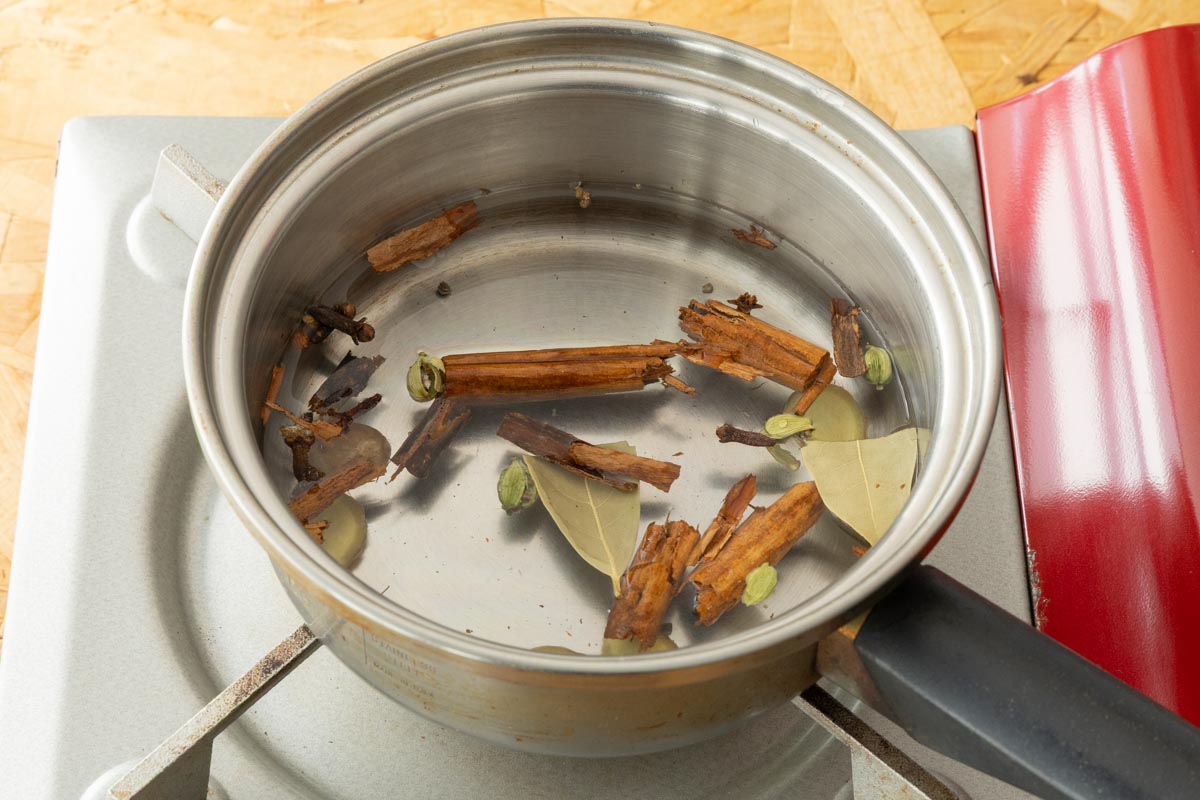 水にスパイスを入れて煮出す