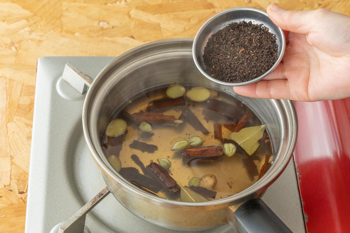 紅茶葉を加える