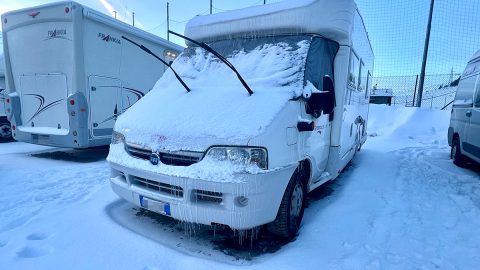 冬の車中泊ってどうなの？キャンピングカー生活4年目の夫婦が語る厳冬期のバンライフ