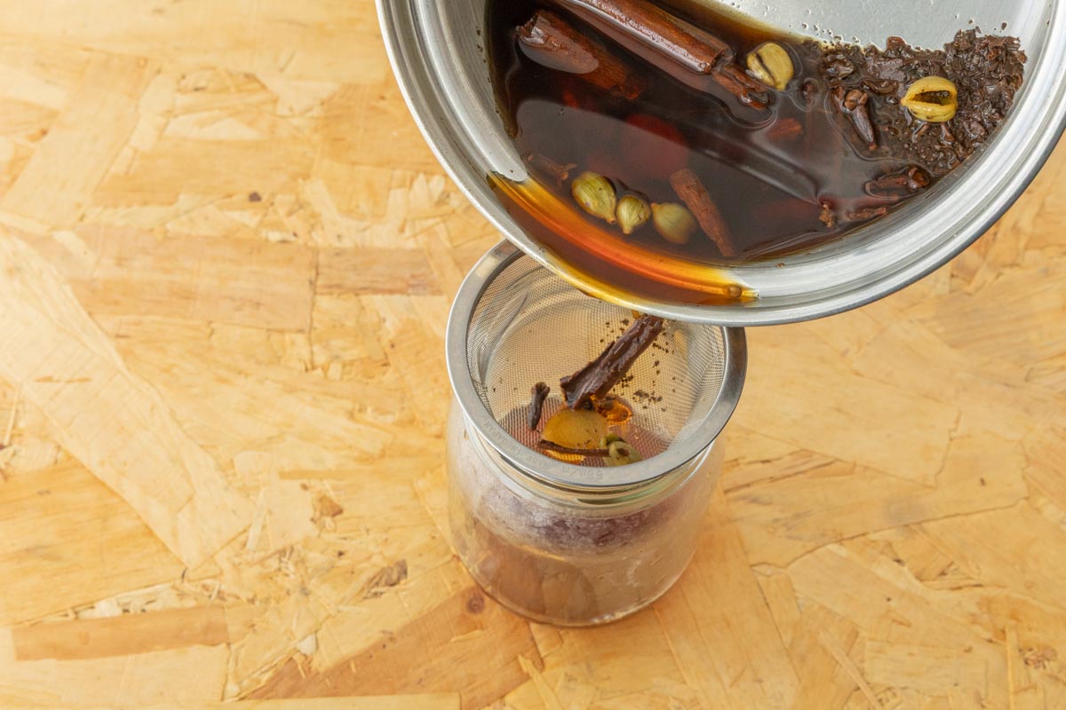 保存瓶に入れる