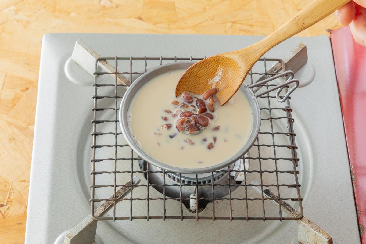 ゆで小豆を加える