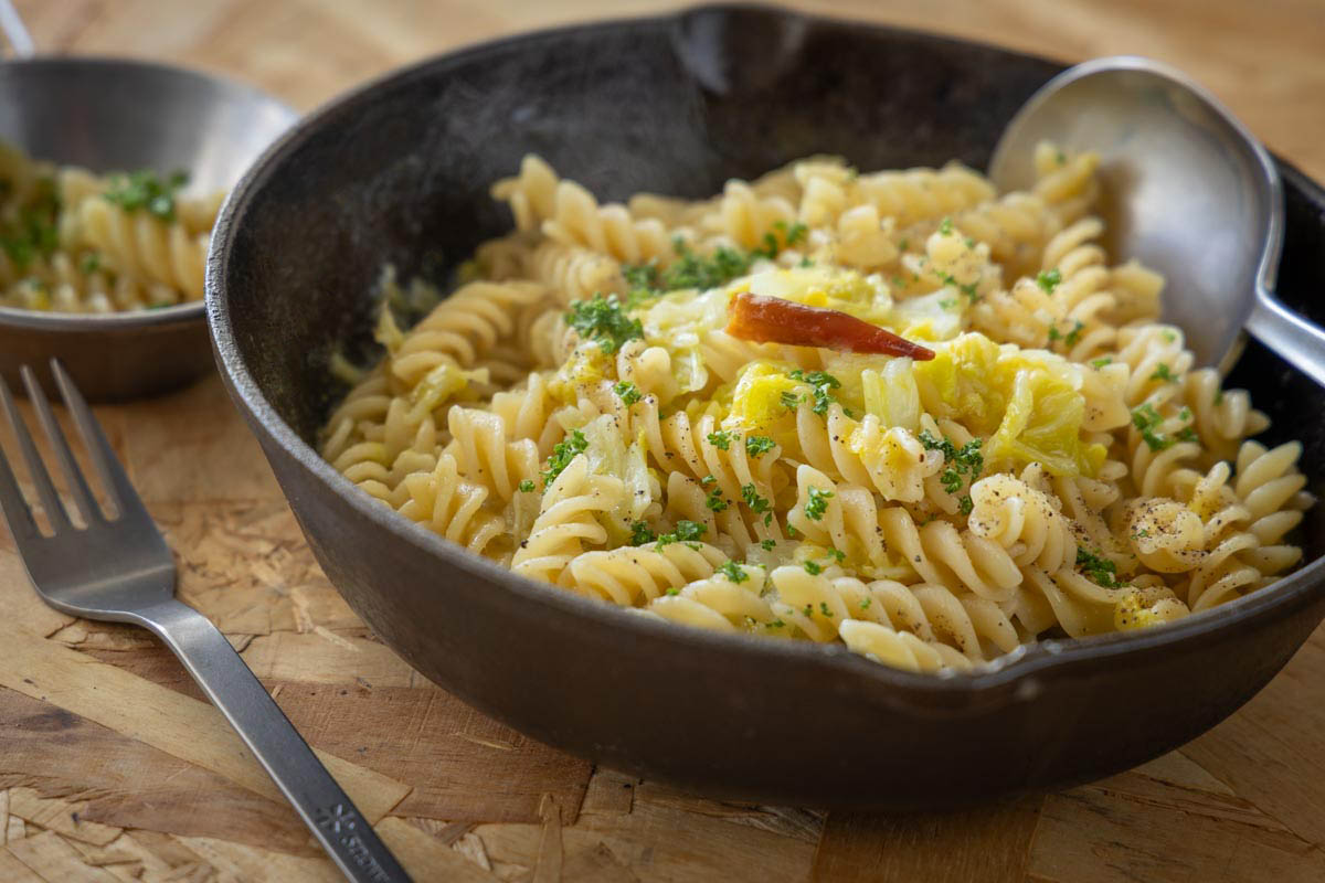 冬キャンプで温まる！ワンパンで作れるくたくた白菜の煮込みパスタレシピ