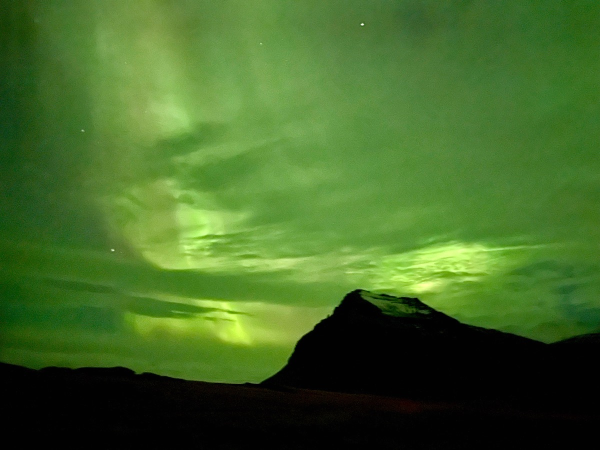 山の向こうの緑のオーロラ