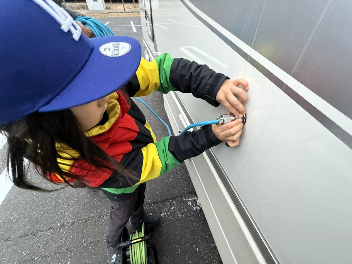 電源をクルマにつなぐ