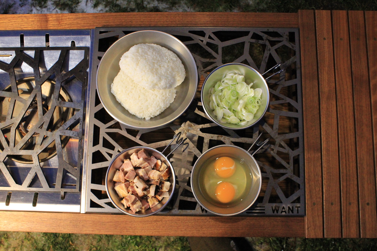 チャーハンの材料であるごはん、卵、長ねぎ、チャーシューを並べた俯瞰写真