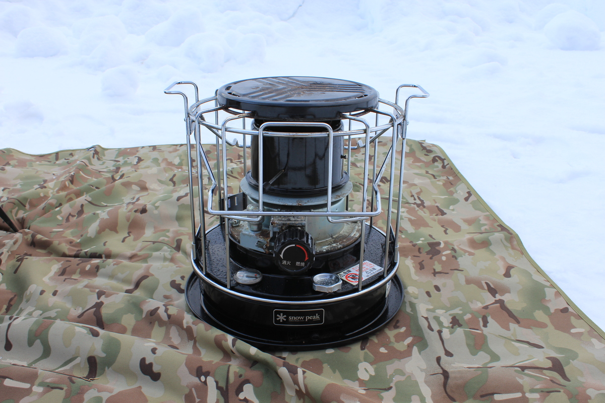 キャンプ用石油ストーブのクローズアップ写真