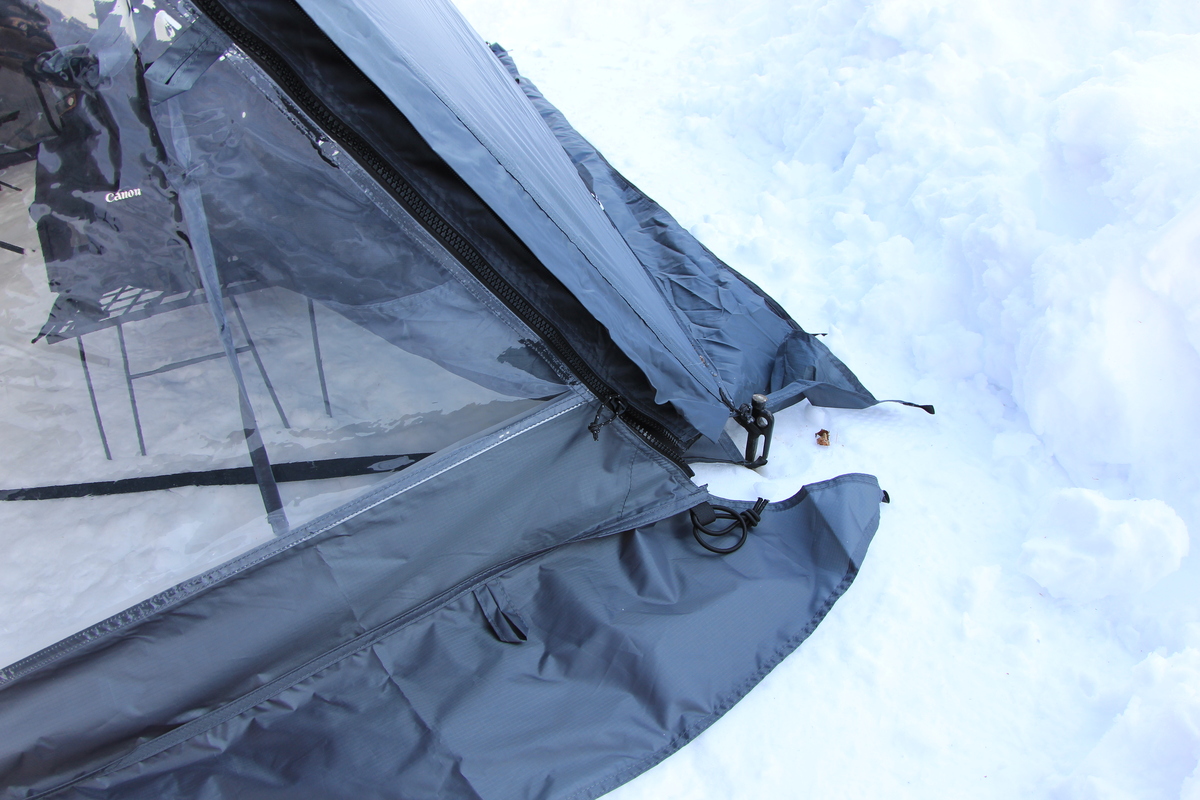 テント幕とTPUウィンドウをジッパーで接続している部分のクローズアップ写真。