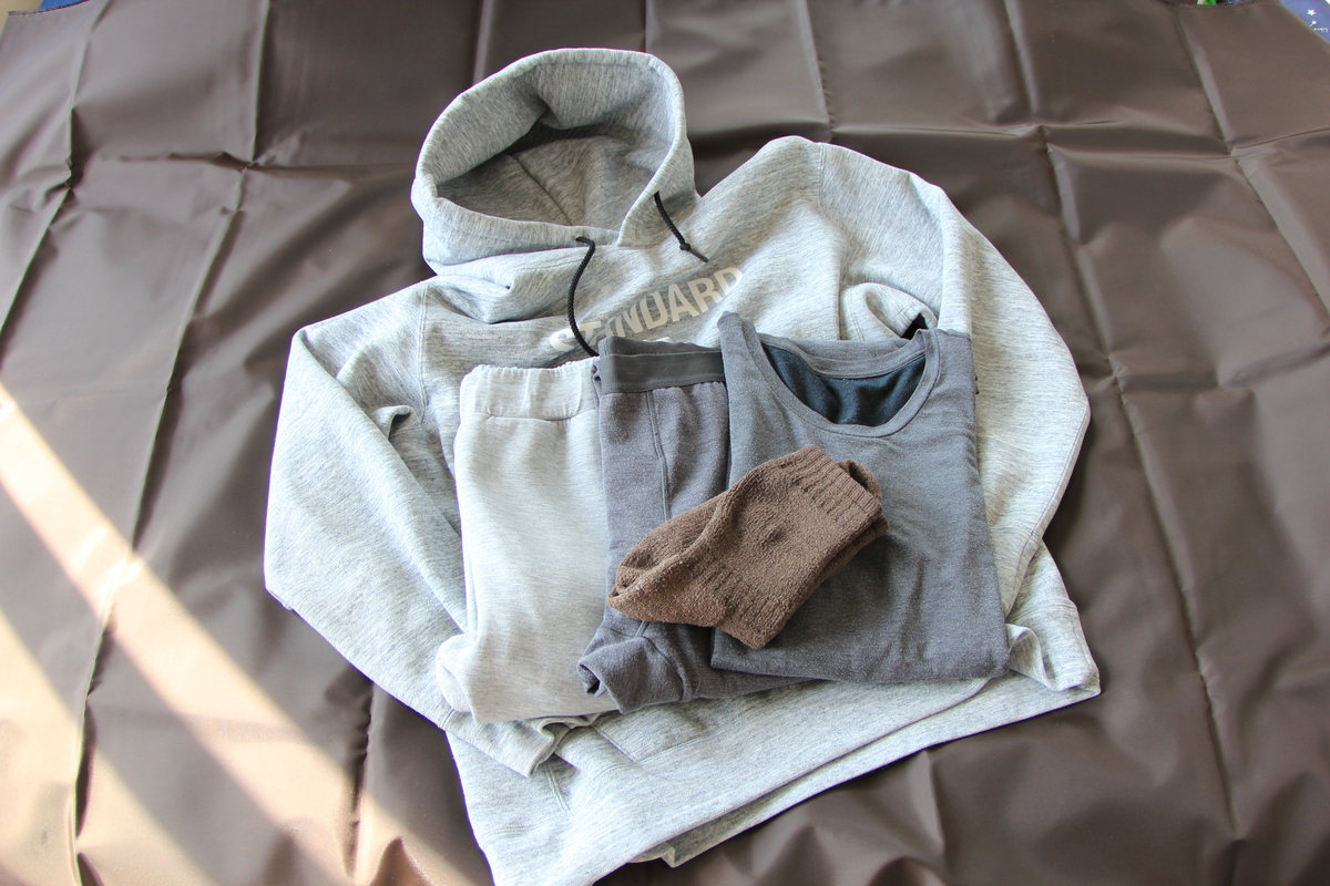 ヒートテック系インナーやスウェット、靴下を重ねた冬キャンプ用の服装一式