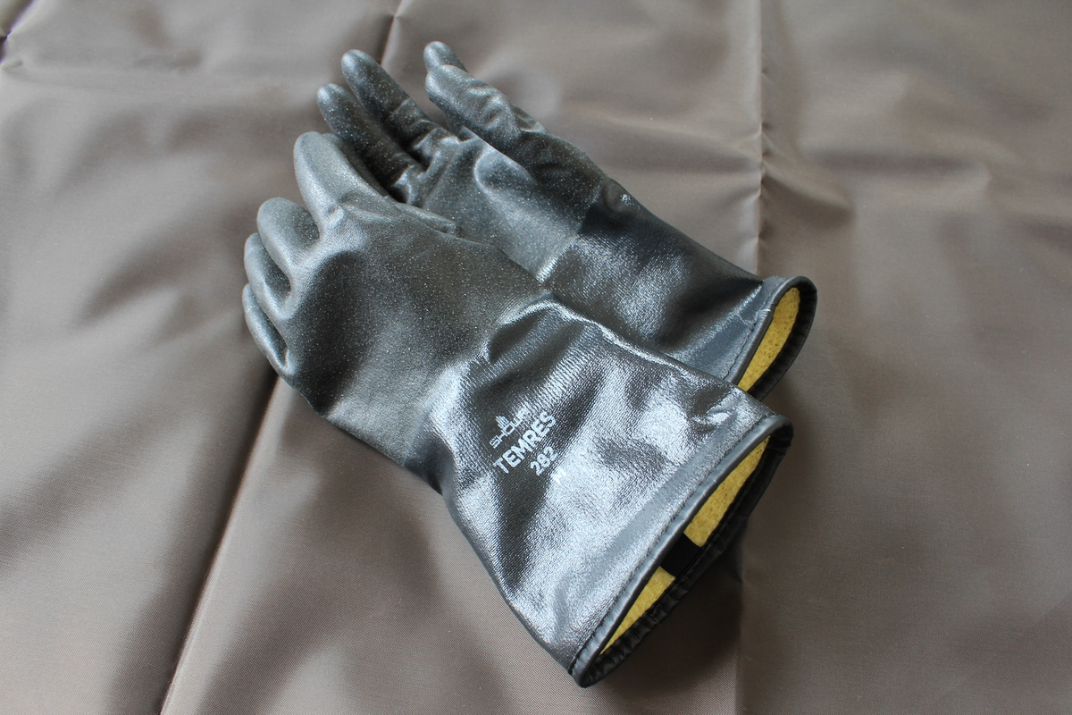 冬キャンプで使用する防寒防水グローブ