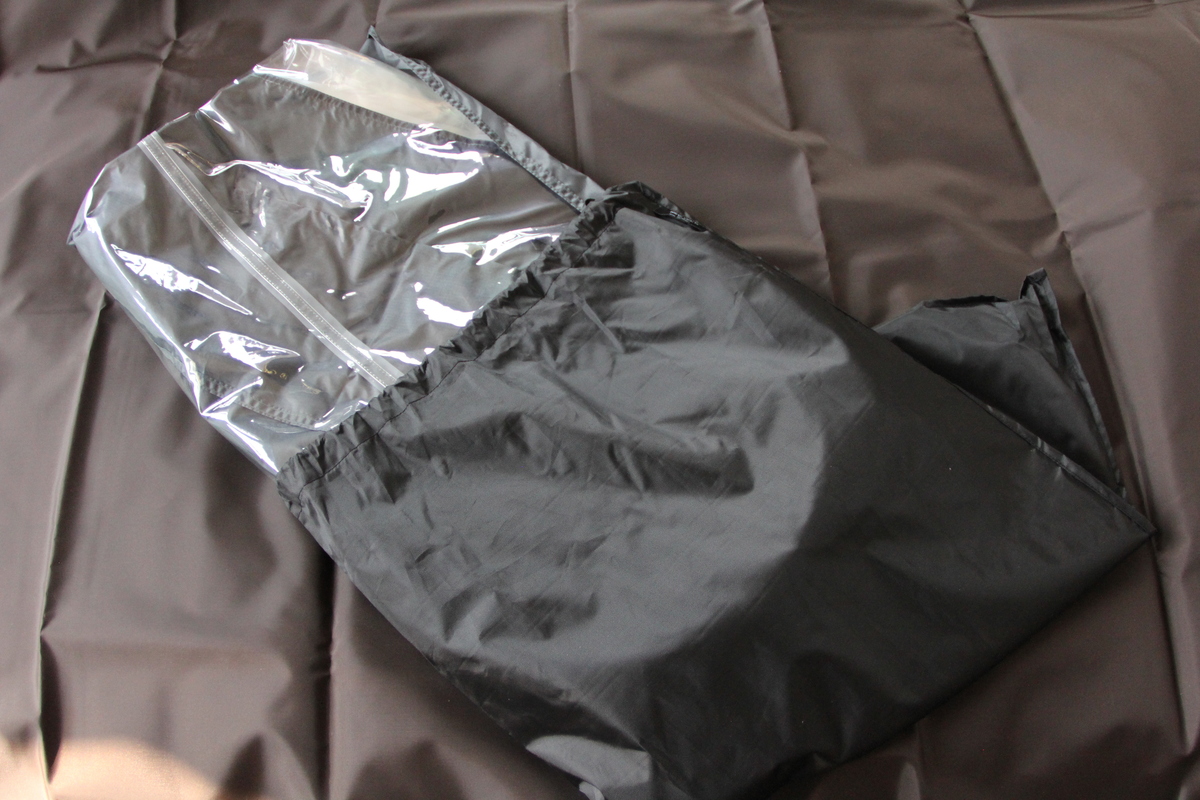 ブラックのTPU収納袋に、サイズに合わせて折りたたんだTPUウィンドウを収納した状態の写真。袋サイズに余裕があるのが分かる。