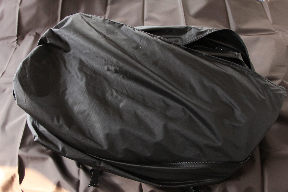 TPUウィンドウを収納袋に入れた状態で、テント本体の収納袋に一緒に収めている写真。追加アイテムでもコンパクトにまとまる様子。