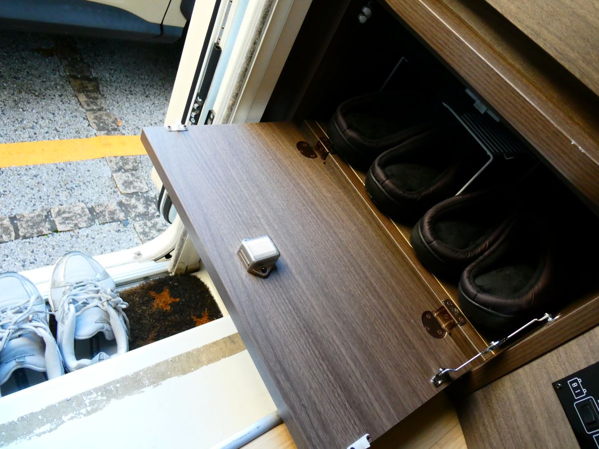 キャンピングカーの入り口の靴箱に収納