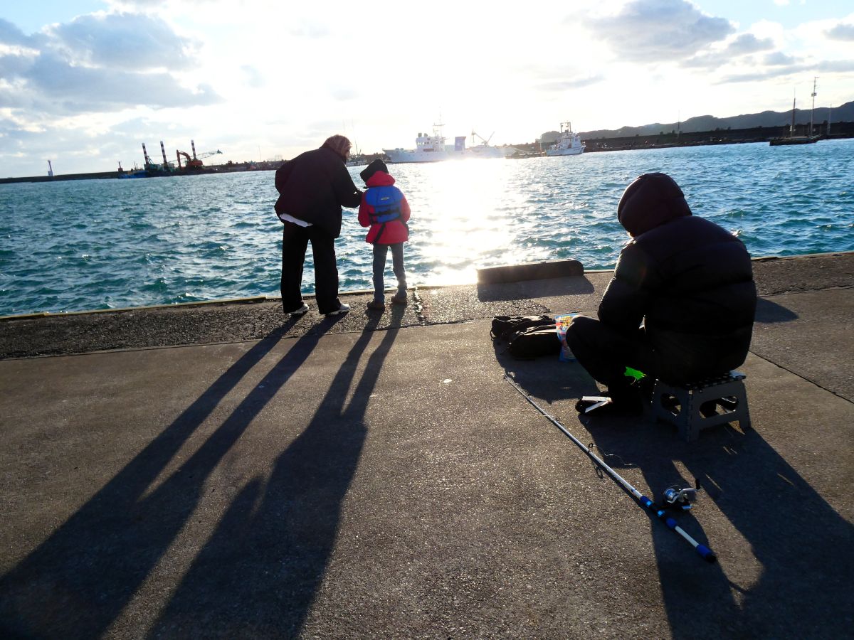 防波堤釣りをする親子