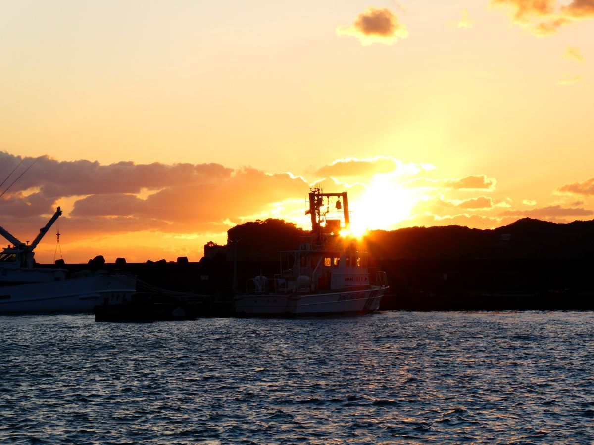 美しい港の夕景