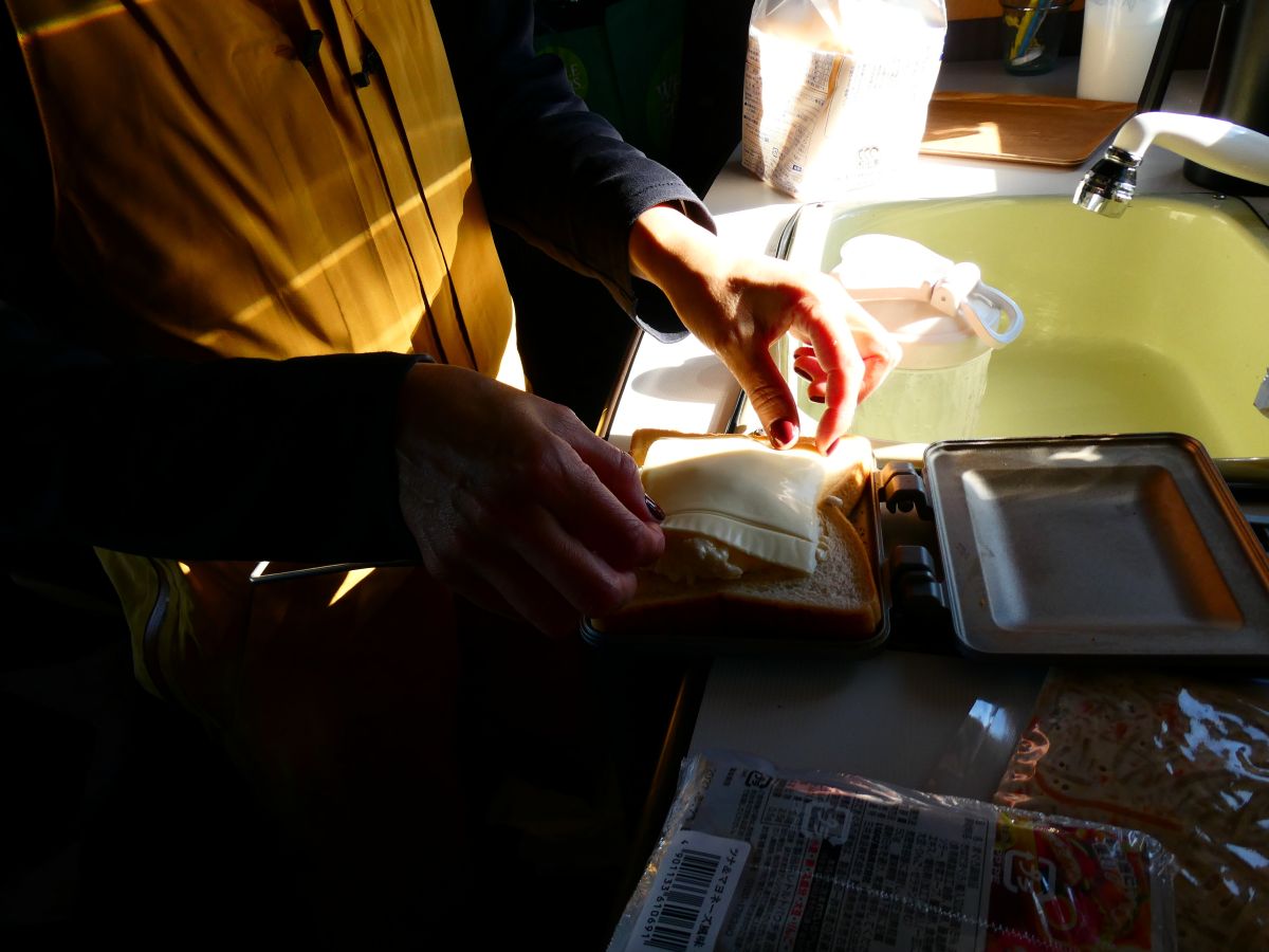 とろけるスライスチーズを挟んでボリュームアップ