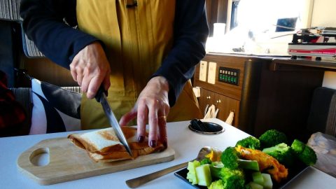 キャンピングカーで楽しむ時短料理。道具次第で無駄やゴミを減らせるよ！