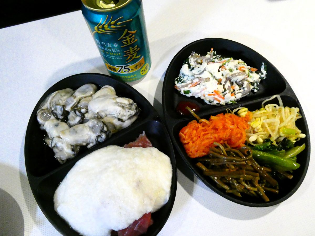 内部に仕切りが付いている皿