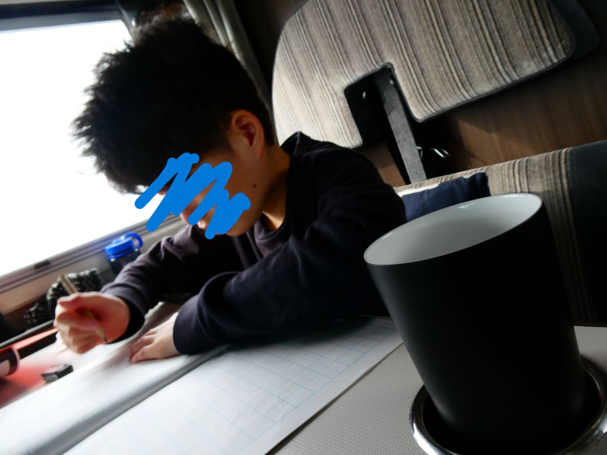 タンブラーはホットコーヒーや水を飲むときに使用