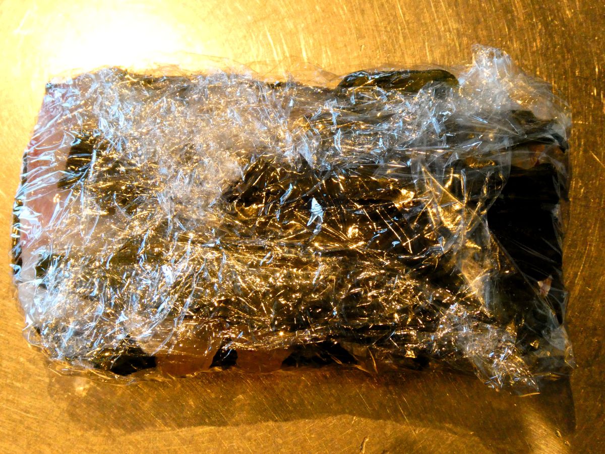 ラップに包んだコブ締めの刺身