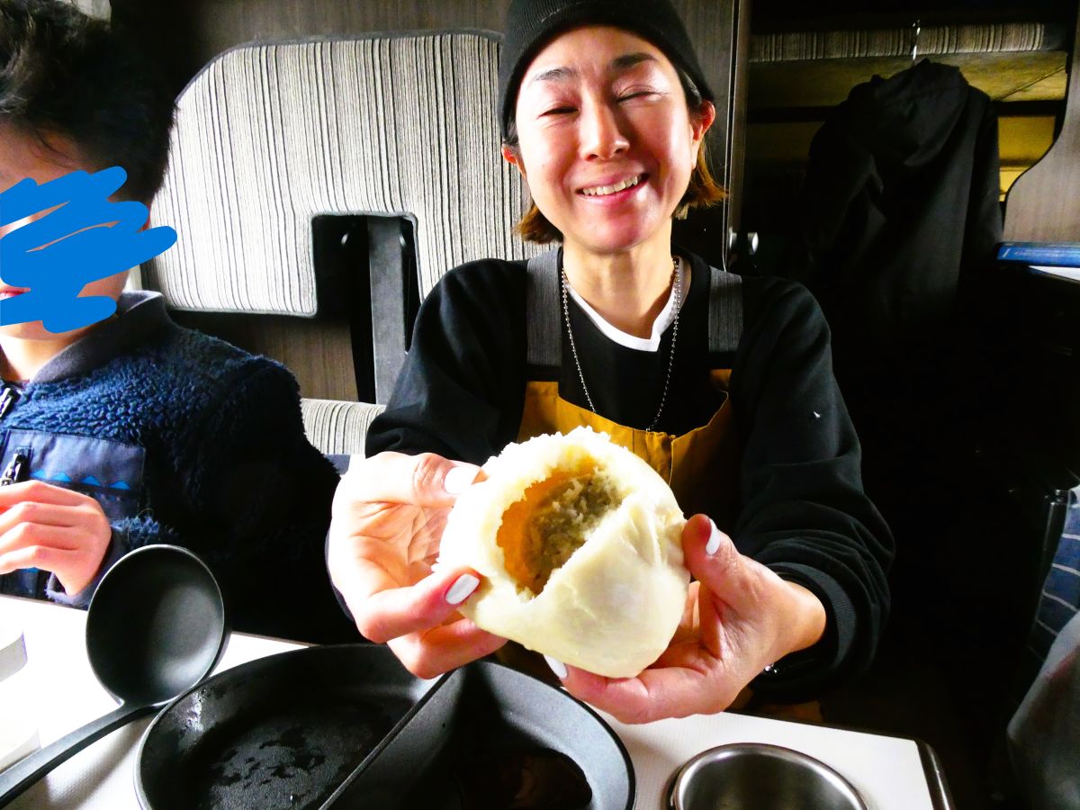 蒸し上がったホカホカの豚まん