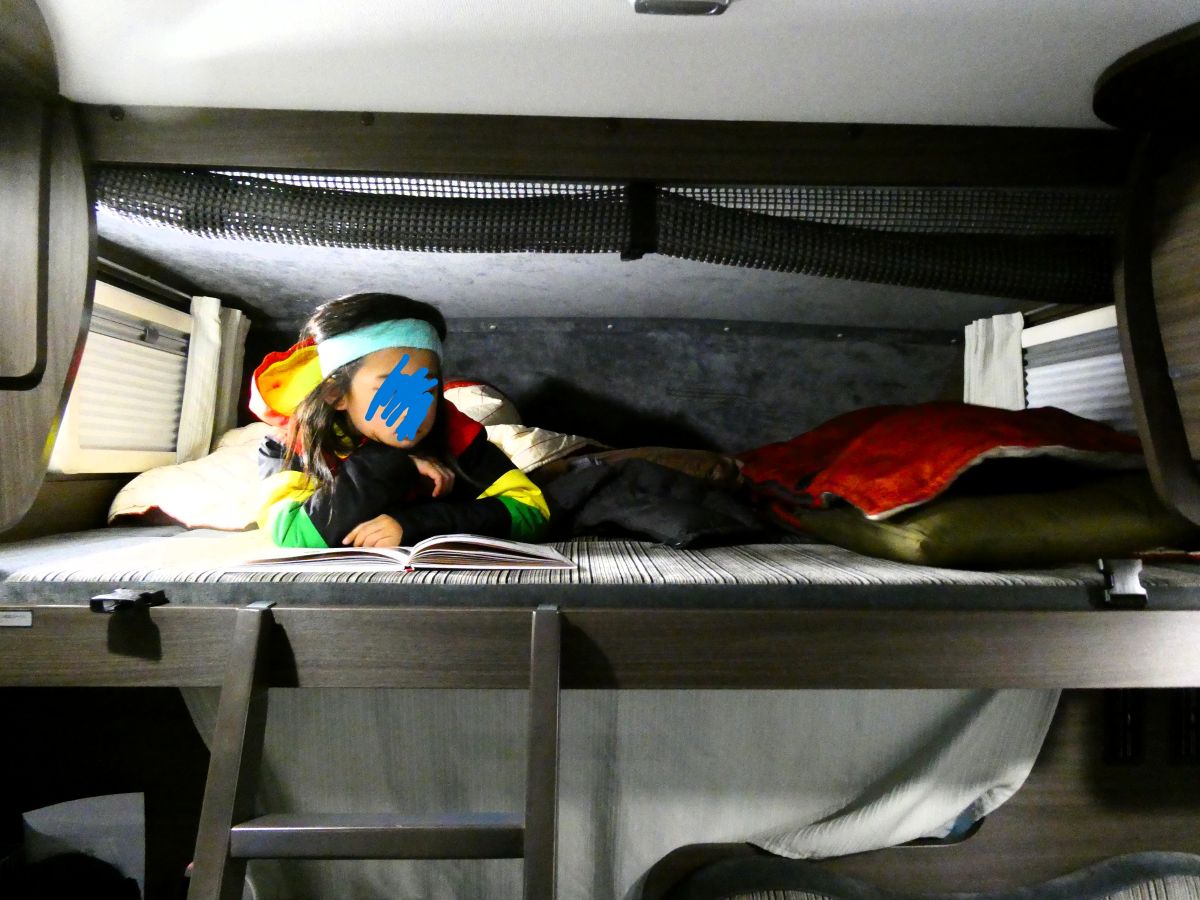 バンクベッドで読書中の次男