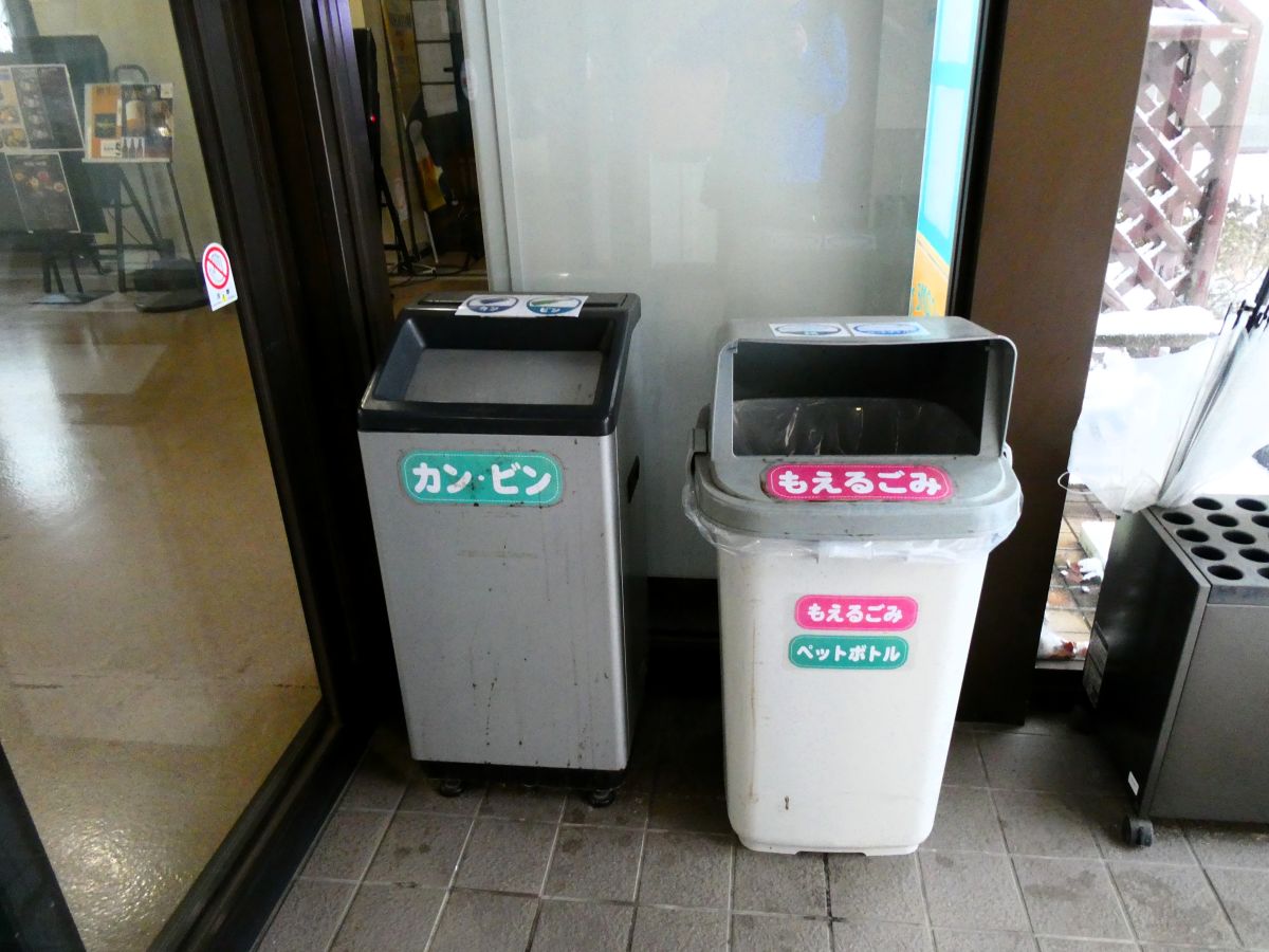 入り口にあるゴミ箱