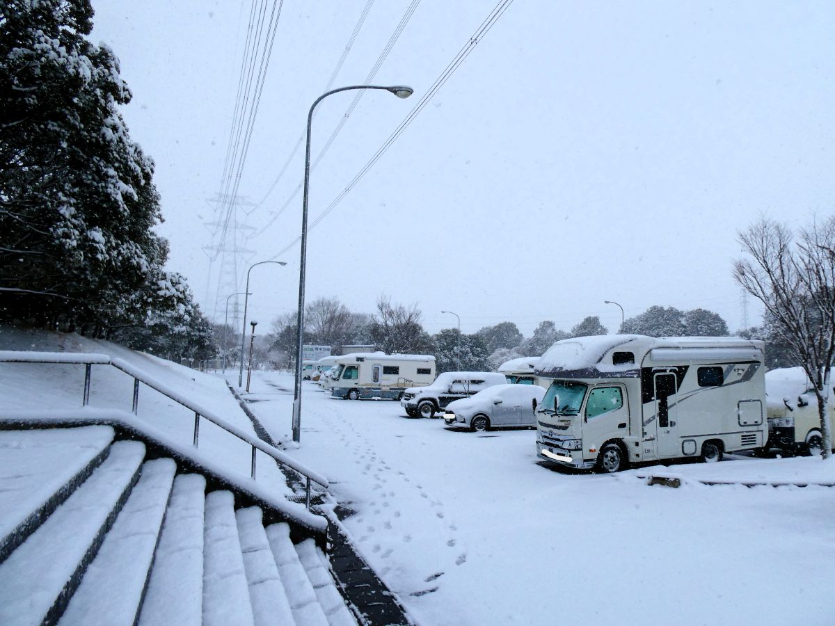 雪が積もった駐車場