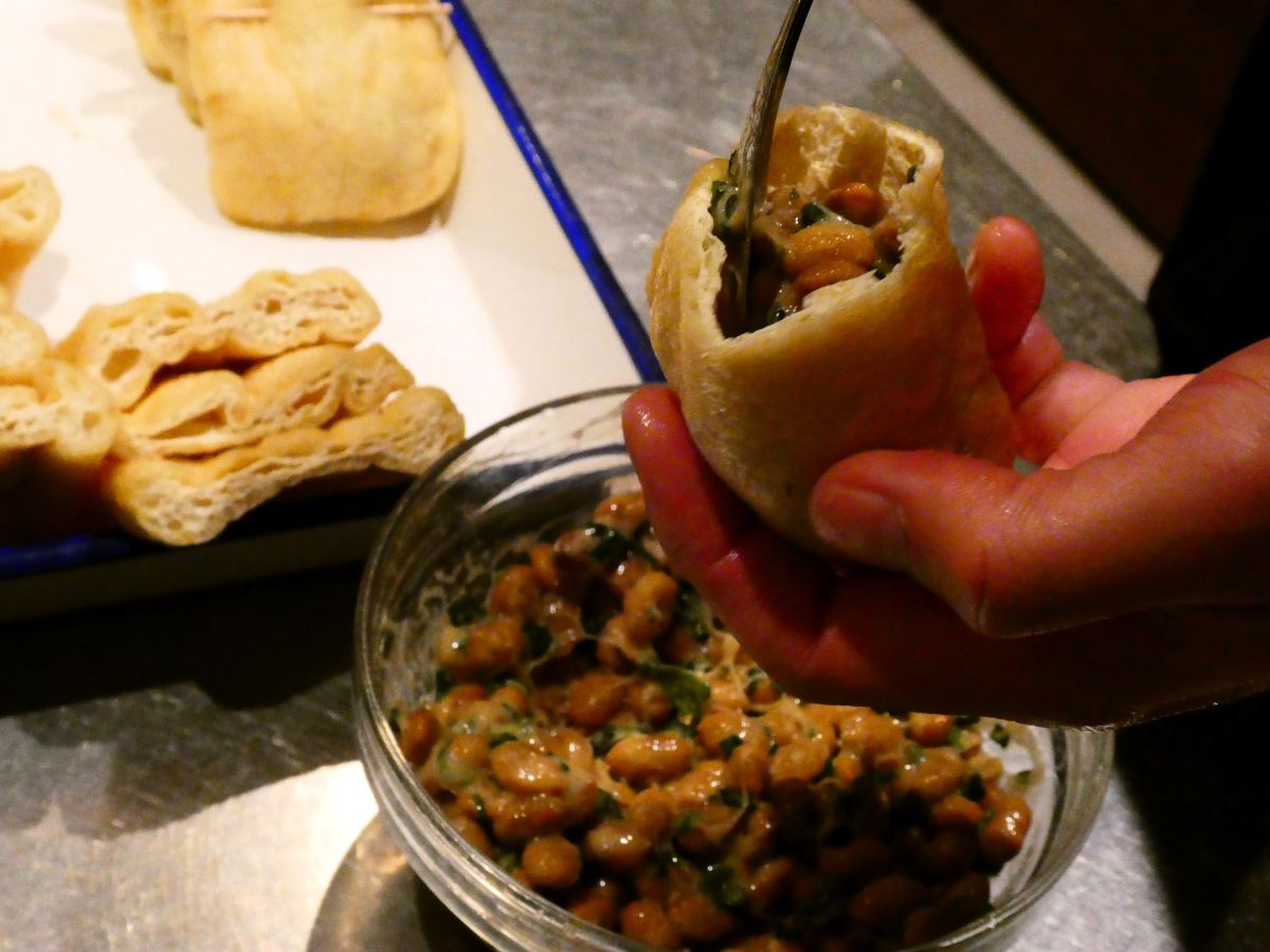 お揚げに納豆を詰める