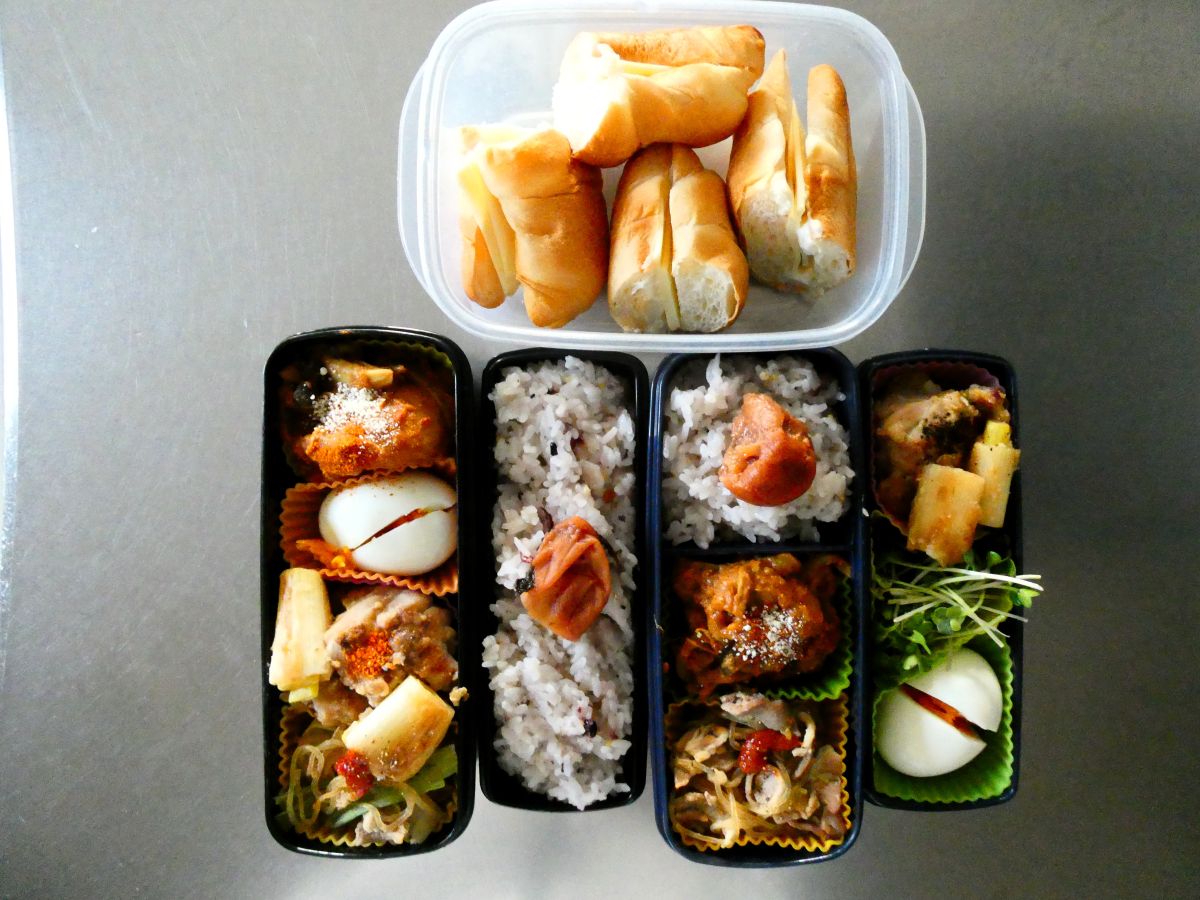 道すがらつまんできたサンドイッチと、夫婦弁当