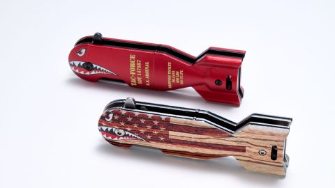 米軍の「ノーズアート」が蘇った！ 勇ましくもユーモラスなシャークマウスナイフはいかが？