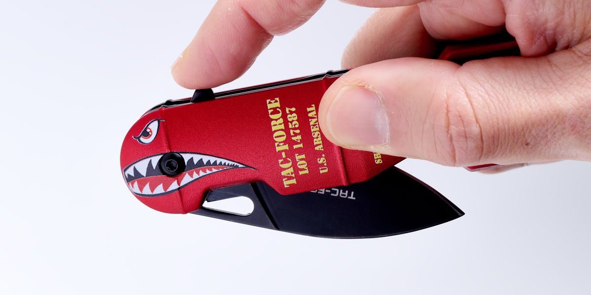 米軍の「ノーズアート」が蘇った！ 勇ましくもユーモラスなシャークマウスナイフはいかが？