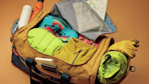 アウトドアにも対応する、頼れるダッフルバッグ8選！